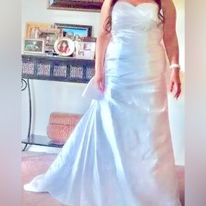 JJ’s House Wedding Dress Mermaid Style Large Bow detail on the side